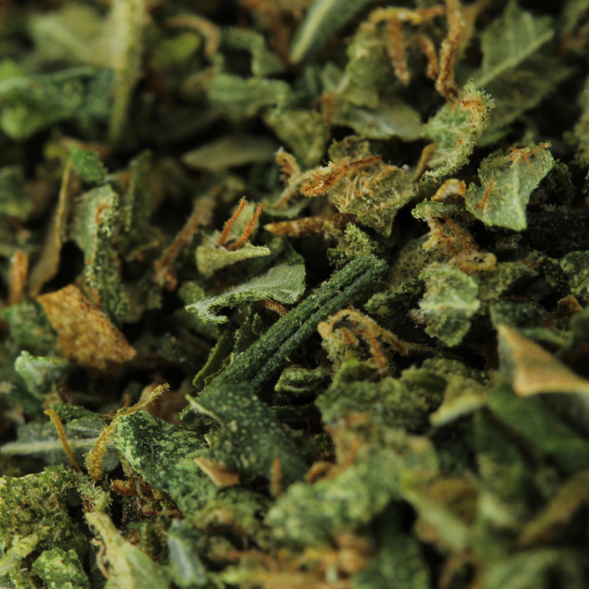 Makroaufnahme von CBD Trim – detaillierte Ansicht der CBD Blütenbestandteile und sugar leaves