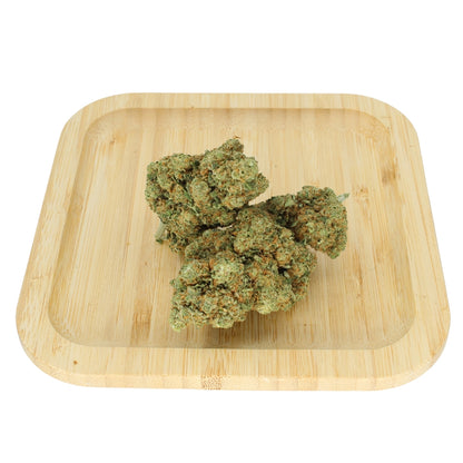 Weitwinkelaufnahme der CBD Blüte Cloud 9 – fruchtig aromatisch mit Haze Noten 