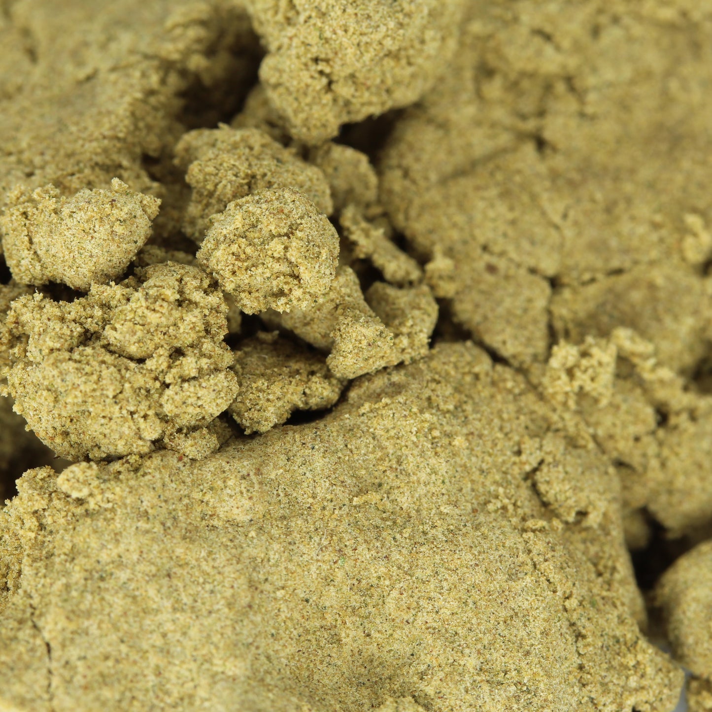 Makroaufnahme des CBD Hasch Static mit 55% CBD – detaillierte Ansicht der hochwertigen Harzstruktur