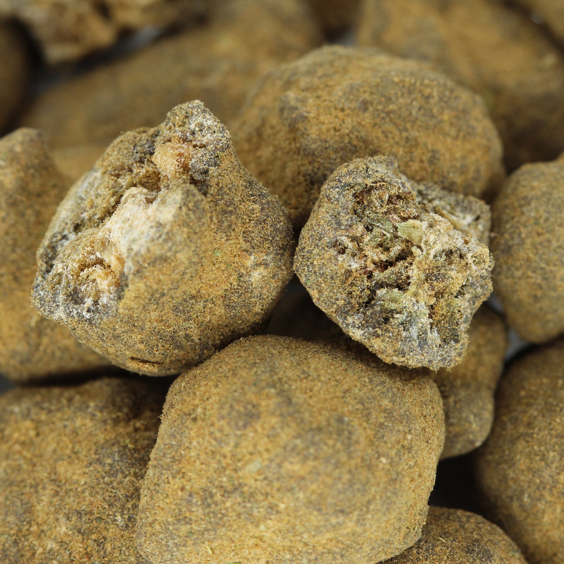 Makroaufnahme der CBD Moonrocks mit 70% CBD – detaillierte Ansicht der hochkonzentrierten Harzbeschichtung