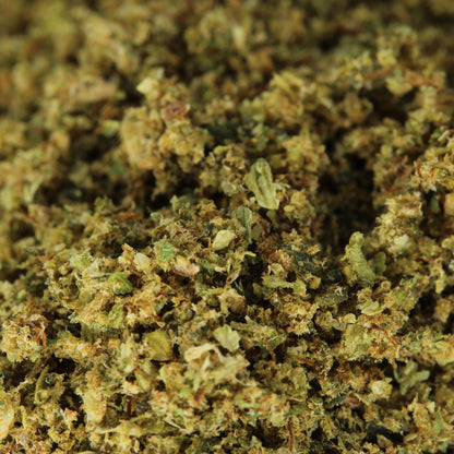 Makroaufnahme von CBD Shake – detaillierte Ansicht der zerkleinerten CBD Blütenbestandteile
