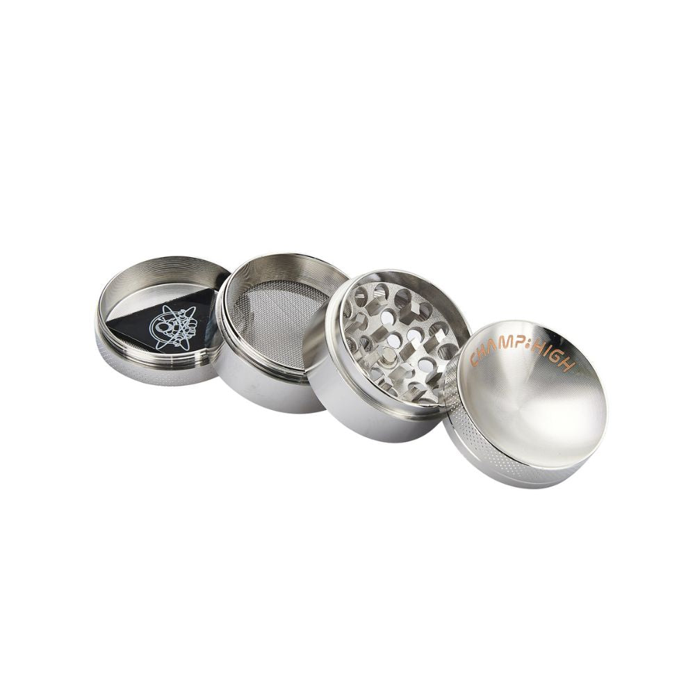 Weitwinkelaufnahme des Champ High Aluminium Grinders – 4-teilig, Ø 52 mm, aufgeschraubt