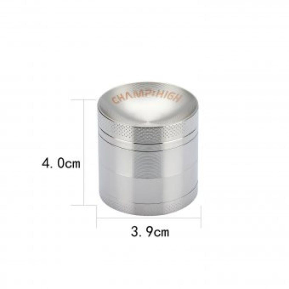 Weitwinkelaufnahme des Champ High Aluminium Grinders – 4-teilig, Ø 52 mm, silber