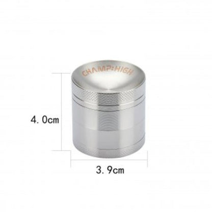 Weitwinkelaufnahme des Champ High Aluminium Grinders – 4-teilig, Ø 52 mm, silber