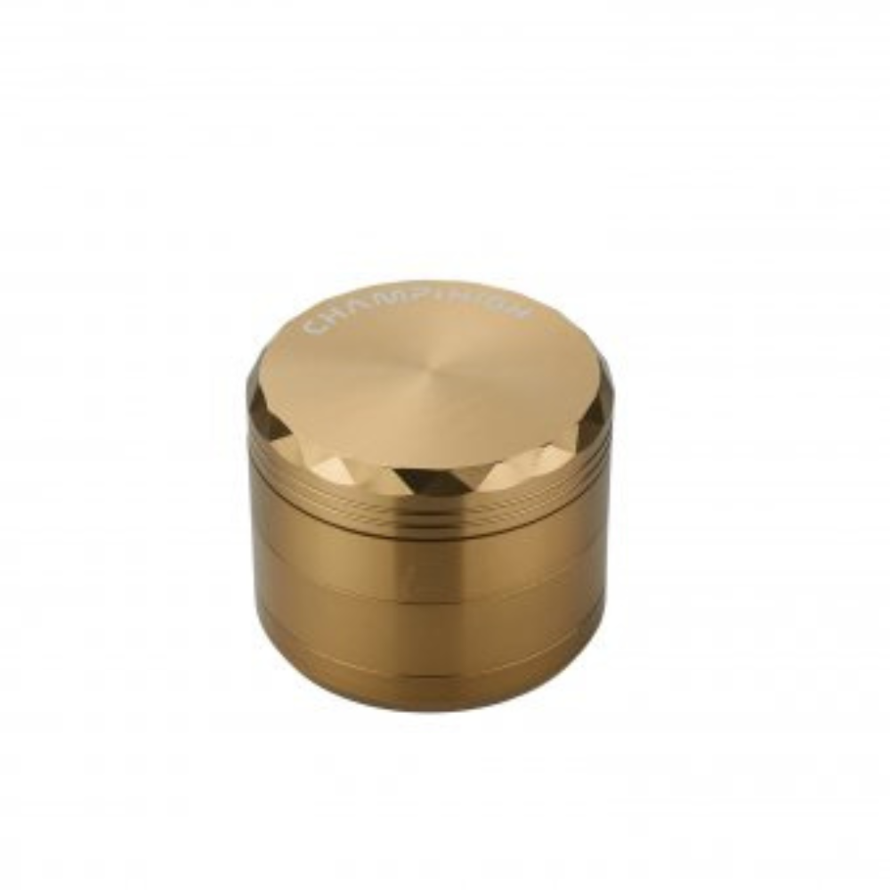 Weitwinkelaufnahme des Champ High Aluminium Grinders – 4-teilig, Ø 63 mm, hochwertige Verarbeitung, gold