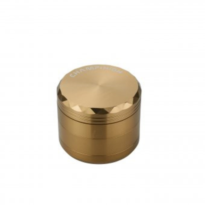 Weitwinkelaufnahme des Champ High Aluminium Grinders – 4-teilig, Ø 63 mm, hochwertige Verarbeitung, gold