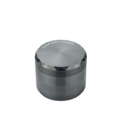 Weitwinkelaufnahme des Champ High Aluminium Grinders – 4-teilig, Ø 63 mm, hochwertige Verarbeitung, silber