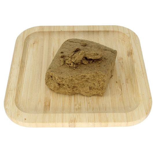 Weitwinkelaufnahme des H2 Hasch Ketama – traditionell gepresst mit intensivem Aroma